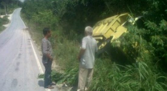 Kecelakaan dump truck di KM11 Siak-Lintas10.com