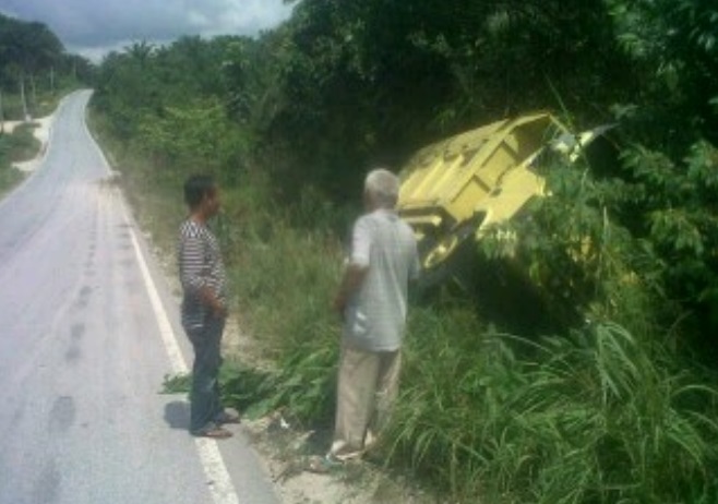 Kecelakaan dump truck di KM11 Siak-Lintas10.com