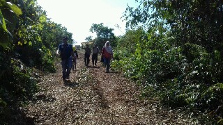 berjalan kaki menuju TKP Karhutla 