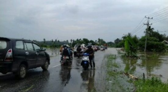 Jalan Terendam Banjir, Puluhan Kilo Meter Kendaraan Mengular Di Jalan Lintas Bangkinang