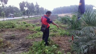 Warga menunjuk batas ruang milik jalan kiri kanan 25 meter rabu (9/3/2016)