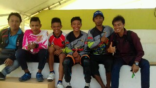 GGMM Club BMX Asal Kabupaten Blitar Poto bersama wartawan di venue BMX Siak Jumat (4/3/2016)