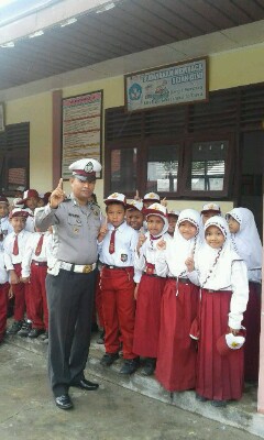 Kanit Lantas polsek sungai apit bersama murid-murid SDN 06 Kampung Kayu Ara 