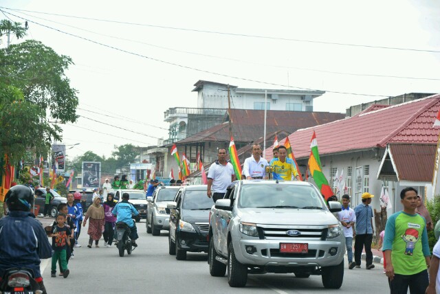 Bupati Siak Drs Syamsuar, Ketua DPRD Siak Indra Gunawan SE, Kadis Pasar Wan Ibrahim, Kabid Pasar Syahrudin Siregar saat mengarak Piala Adipura Keliling kota Siak 