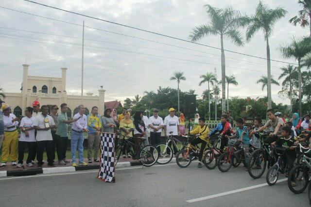 Bupati melepas sepeda santai didepan Istana 