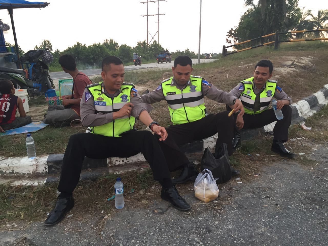 Anggota Polantas polres Siak istirahat usai berbuka puasa di posko pengamanan lebaran Minas