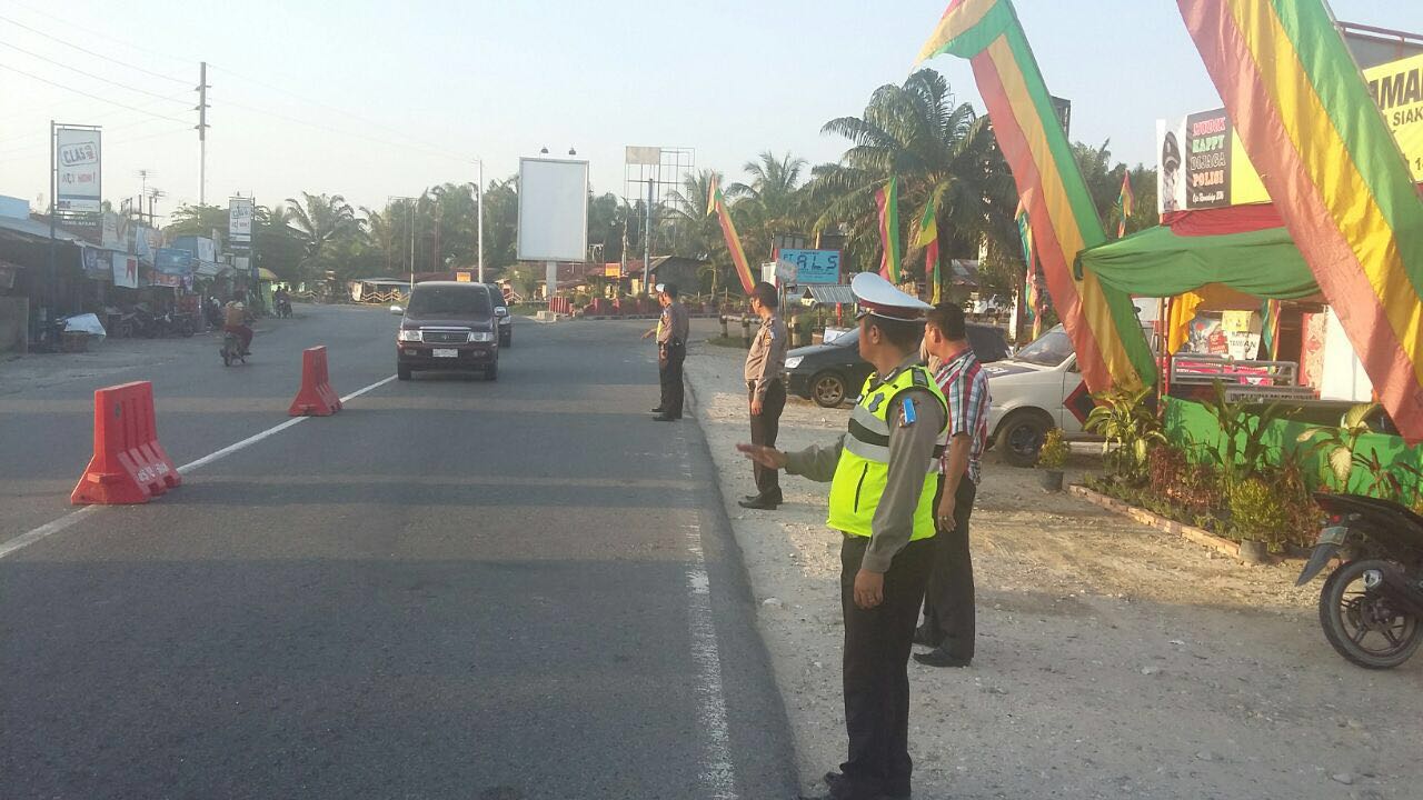 Polantas Polres Siak saat mengatur arus lalu lintas di jalan lintas utara 