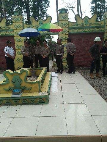 Kapolda Riau Brigjend Pol. Supriyanto singgah berziarah ke Makam putri Kaca Mayang di Kampung Kuala Gasib Kecamatan Kotogasib Minggu (10/6/2016).