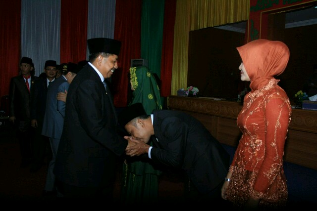 Wakil Bupati Siak Drs Alfedri memberikan ucapan selamat kepada Toha Nasrudin yang dilantik menjadi anggota DPRD Siak di gedung Panglima Gimbam selasa (19/7/2016)