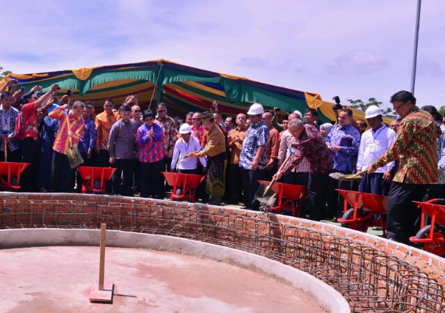 Pelatakan batu pertama tugu peringatan penyerahan kedaulatan kesultanan Siak kepada pemerintah indonesia