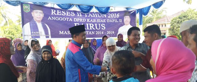 Fairus Ramli S.Ag menyalami warga yang hadir pada reses di kecamatan dayun