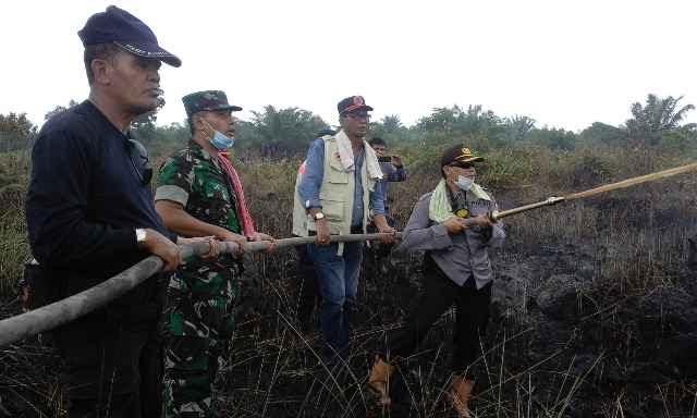 Kapolres Rokan Hilir, Dandim, Bupati Rokan Hilir Suyatno turut serta memadamkan api Karhutla di Kubu