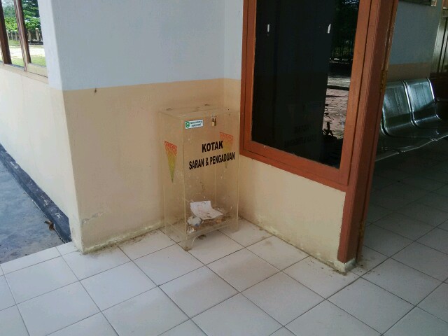 Kotak saran yang terlihat kotor di kantor camat sungai apit 