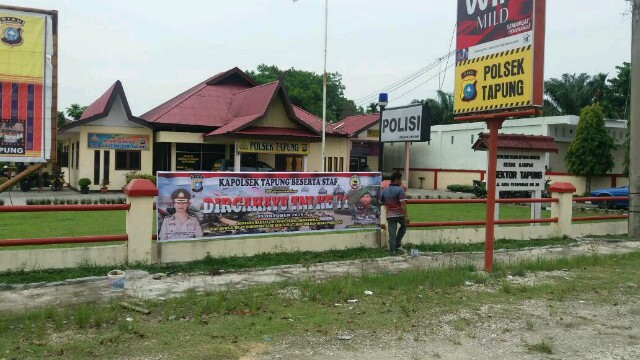 Pemasangan spanduk HUT TNI dari Kapolres Kampar 