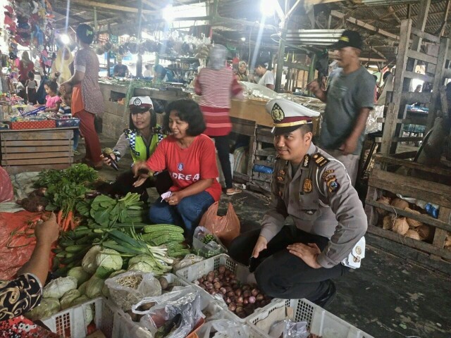 Polantas Polres Rohil menyapa masyarakat di pasar ujung tanjung 