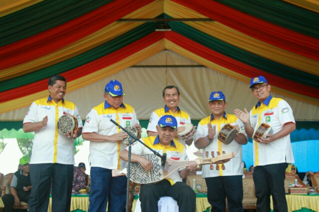 Gubernur Riau Arsyadjuliadi Rahman didampingi Bupati Siak Drs Syamsuar dan pejabat lainnya membuka secara resmi balap sepeda internasional Tour De Siak 2016