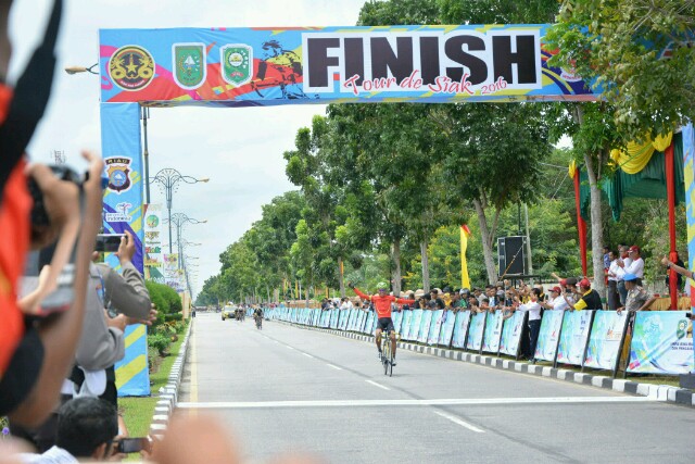 Pebalap vietnam menjadi tercepat etape pertama Tour De Siak 2016