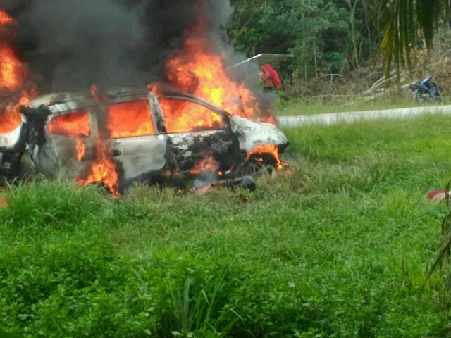 mobil jenis grand livina tabrakan dengan sepeda motor langsung terbakar 