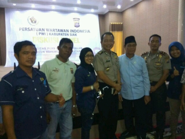 Kabid Humas Polda Riau AKBP Guntur Aryo Tedjo, Waka Polres Siak Kompol Indra berpoto bersama dengan Ketua Panitia Soleman Sihotang, Yanti Sugriyanti.