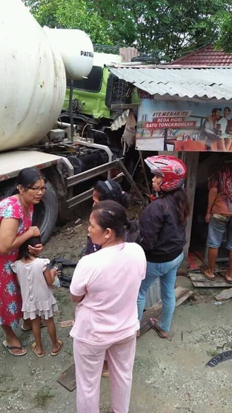 Di Pelalawan Diduga Hilang Kendali Truck Molen  Hantam 