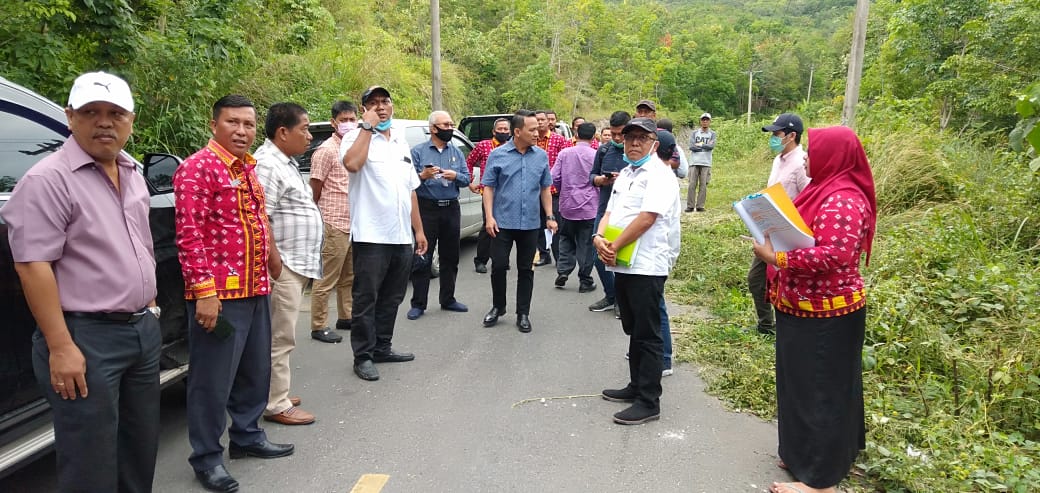 Keterangan foto: H. Tondi Roni Tua bersama anggota DPRD Sumut dapil 7 tinjau pelaksanaan proyek peningkatan jalinsum Aek Godang-Sibuhuan yang melintasi wilayah kecamatan Sosopan, Kamis (9/7)