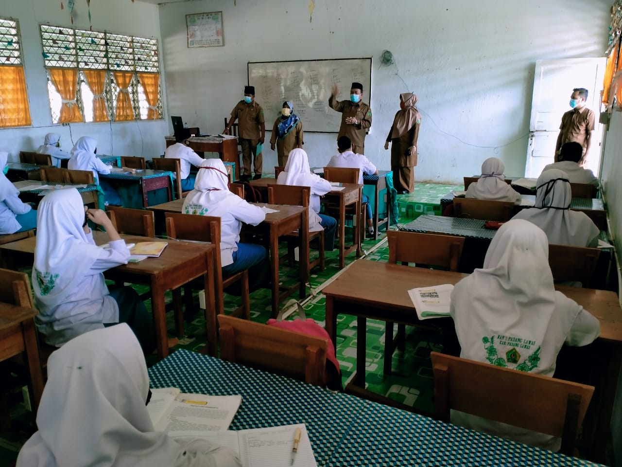 Keterangan foto; Plt. Kakan Kemenag Padanglawas, Drs. H. Darwin Nasution, MA tinjau sekolah MAN 1 Padanglawas dalam melaksanakan proses pembelajaran menghadapi new normal, Selasa (14/7)