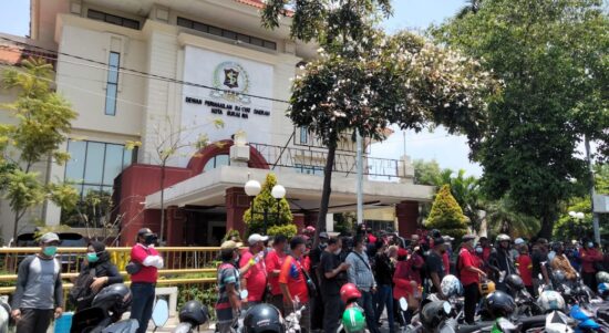 Aksi Demo di Kantor DPRD Surabaya