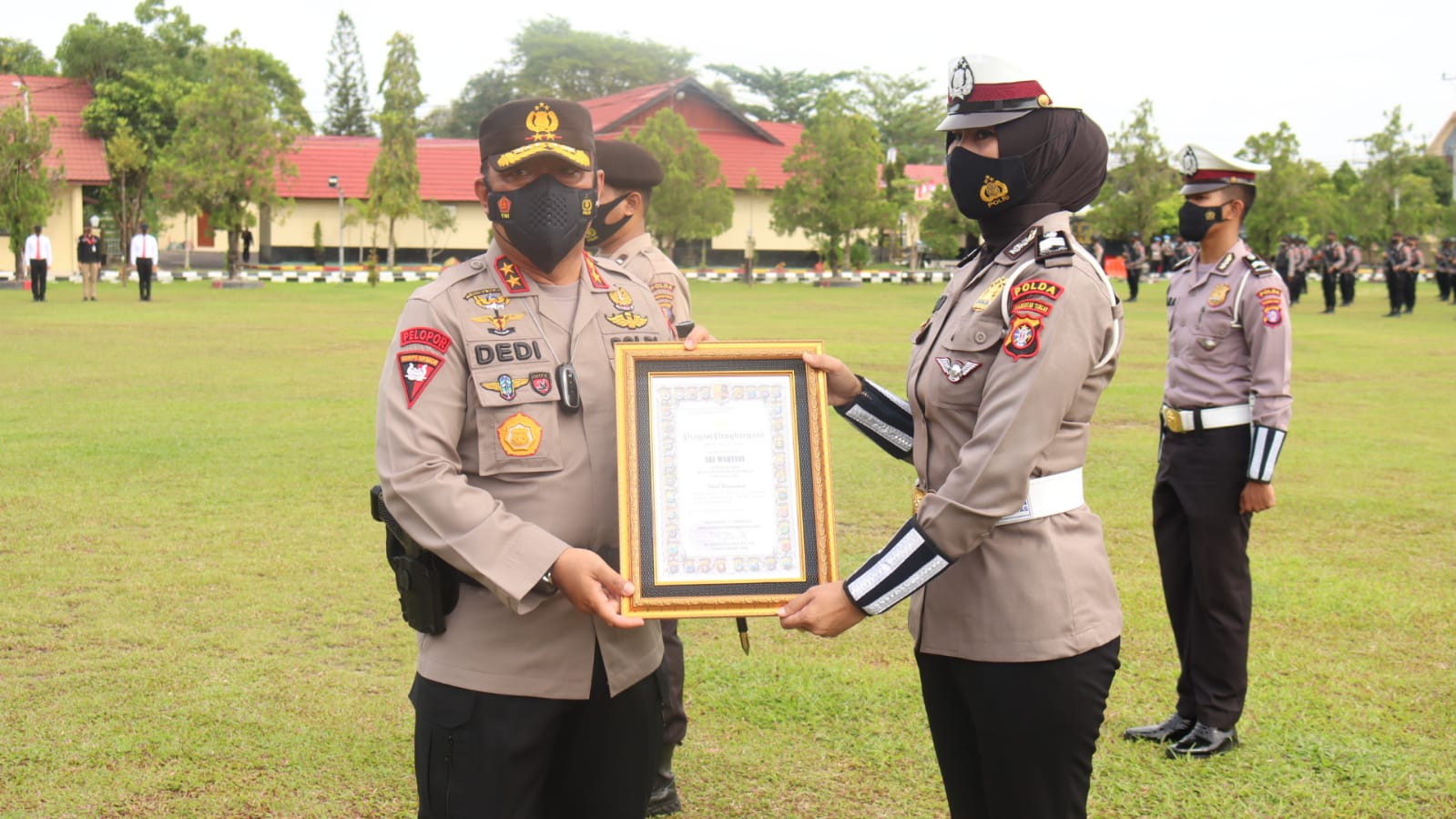 Kapolda Kalteng Berikan Penghargaan Kepada 72 Personel Yang Berprestasi